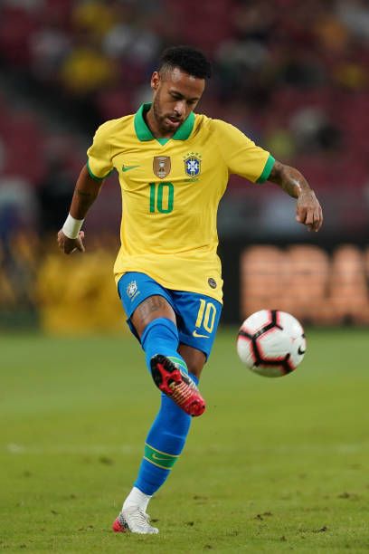 Neymar Jr mandando um passe esperto com a camisa da seleção brasileira
