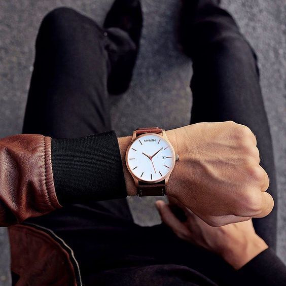 Close em relógio minimalista com borda cobre.