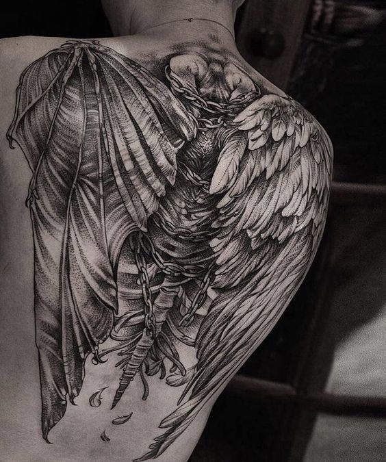 Tatuagem nas Costas Masculina asas estilizada onde uma é angelical e a  outra é demoníaca