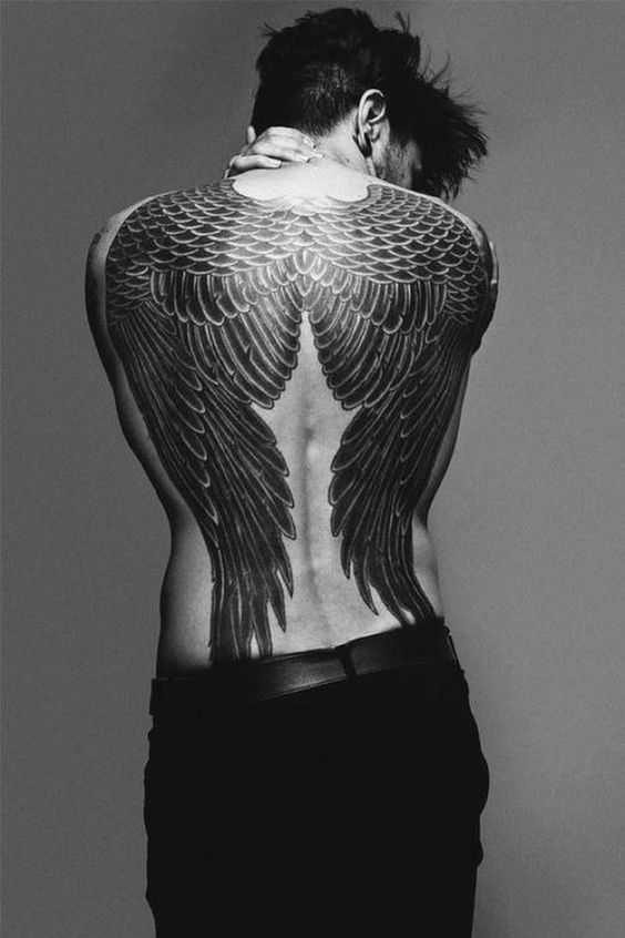 Close em tatuagem black de asas cobrindo toda as costas