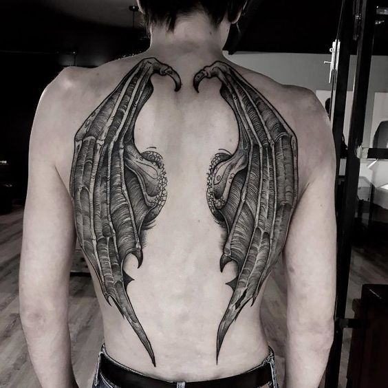 Close de tatuagem de asas dracônicas