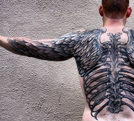 Tatuagem nas Costas Masculina de asa estilizada  com uma coluna e asas