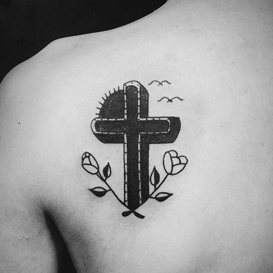 Tatuagem nas Costas Masculina cruz com estilo de cordel