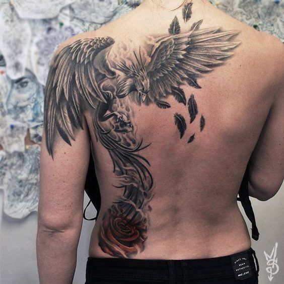 Tatuagem nas Costas Masculina de fênix preto e branco