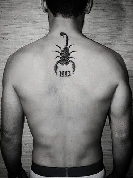 Tatuagem nas Costas Masculina de um escorpião pequeno.