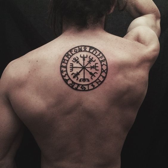 Tatuagem nas Costas Masculina pequena de um símbolo nordico com  runas.