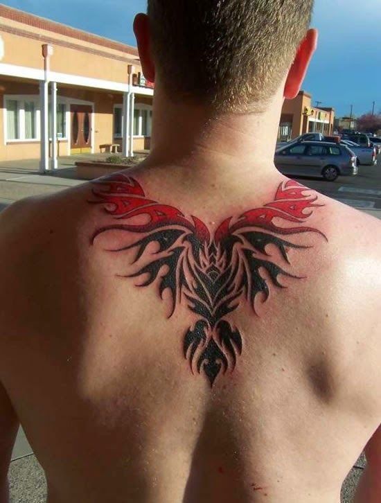 Close em tatuagem nas costas de fênix tribal
