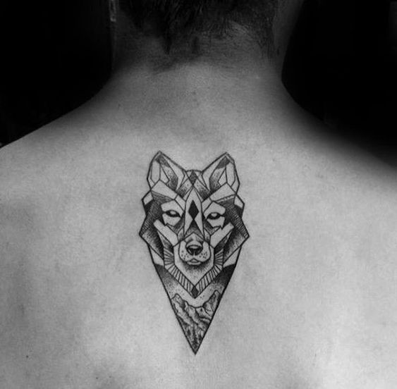 Close em costas de homem branco com uma tatuagem traçada da cabeça de um lobo.