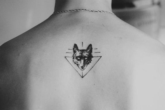 Close em tatuagem nas costas pontilhada em formato de lobo