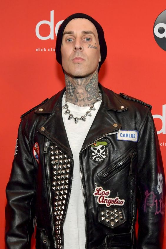 Travis Barker, baterista do Blink 182 mostrando suas tatuagens no rosto.