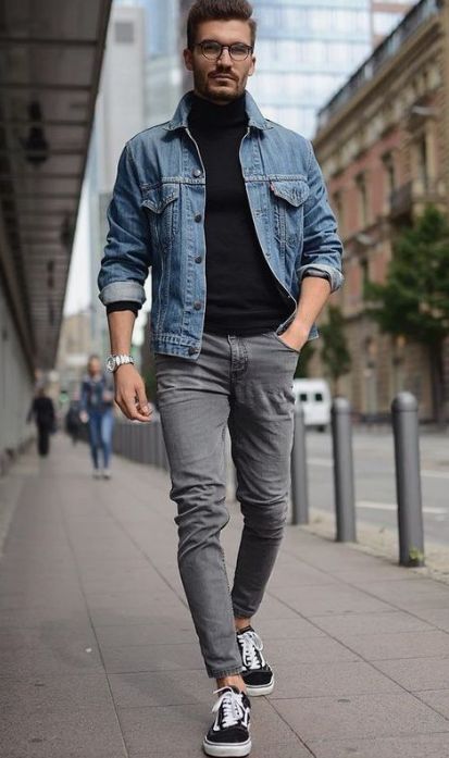Homem branco com roupa casual e Calça Jeans Masculina modelo reto cinza