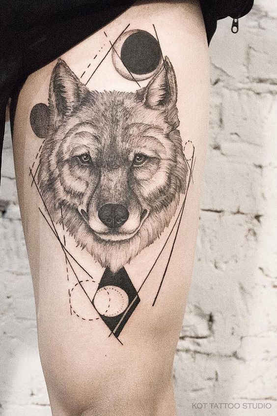 Close na coxa de um homem com a tatuagem de lobo no estilo pontilhismo.
