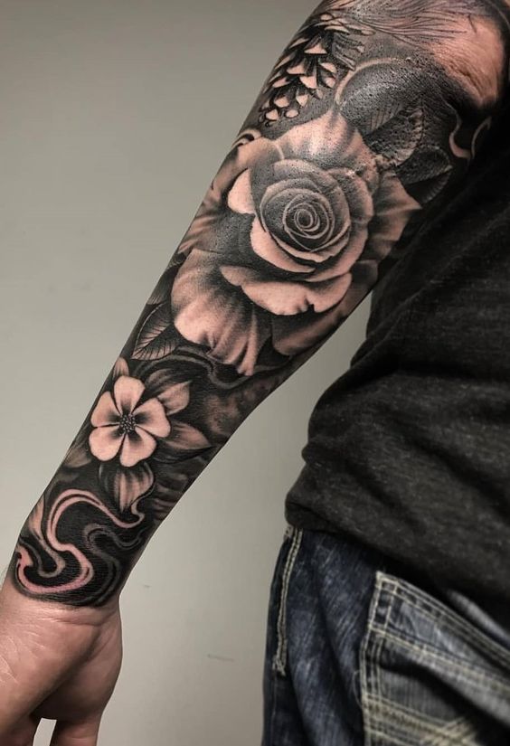 Close em Tatuagens Masculinas no Antebraço, neste  caso floral
