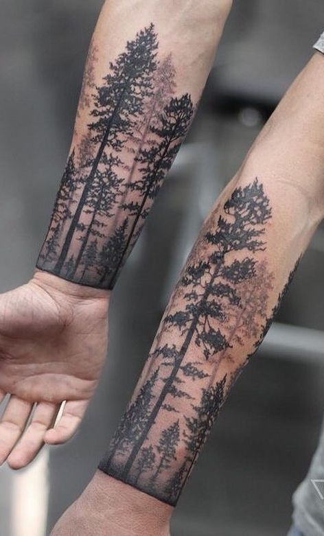 Close em Tatuagens Masculinas no Antebraço, neste caso floresta