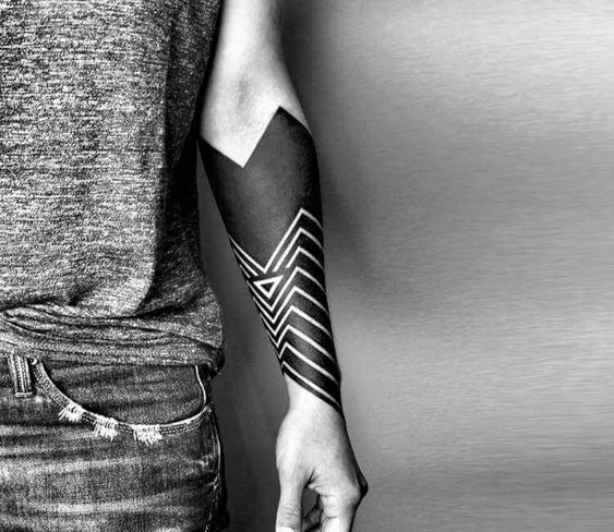 Close em Tatuagens Masculinas no Antebraço