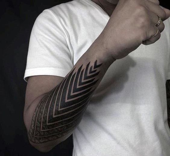Close em Tatuagens Masculinas no Antebraço, neste caso geométrica