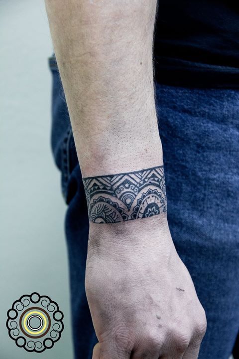 Close em Tatuagens Masculinas no Antebraço. neste caso maori
