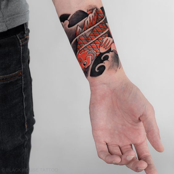 Close em Tatuagens Masculinas no Antebraço, neste caso oldscholl japonês