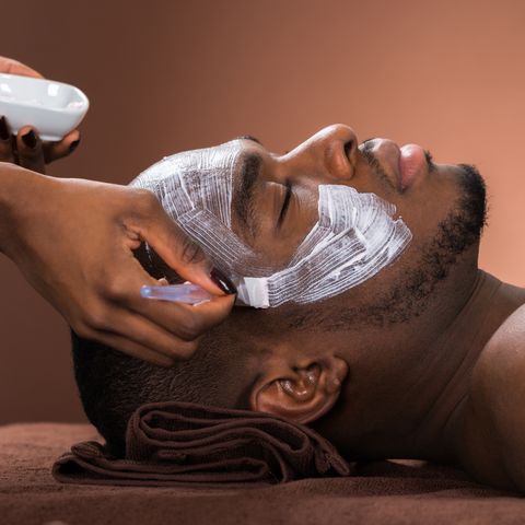 Close em rosto de homem fazendo tratamento para manchas de pele com  peeling químico
