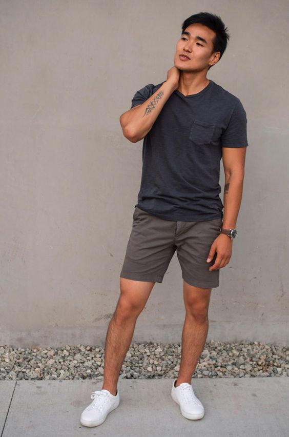 Homem asiático de corpo inteiro usando  um look masculino com tênis branco básico com bermuda
